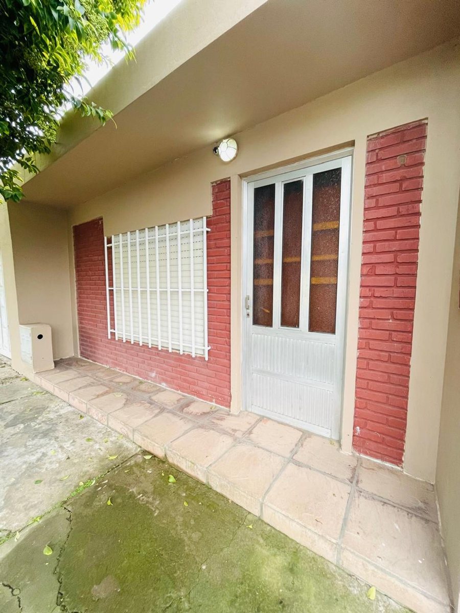 VENTA CASA 3 DORM. CON COCHERA MAS DEPTO 2 DORM.