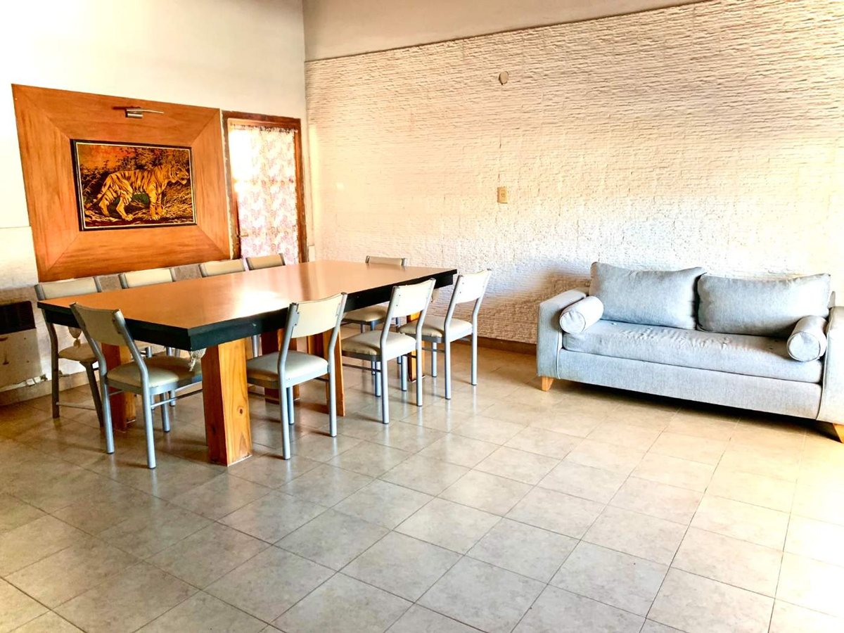 VENTA CASA CON PILETA Y PARRILLA 25 DE MAYO BS AS