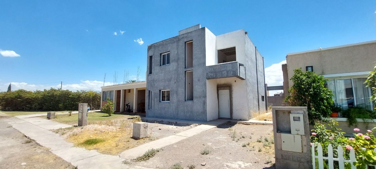 VENTA CASA A TERMINAR 4 DORMITORIOS EN CHIMBAS