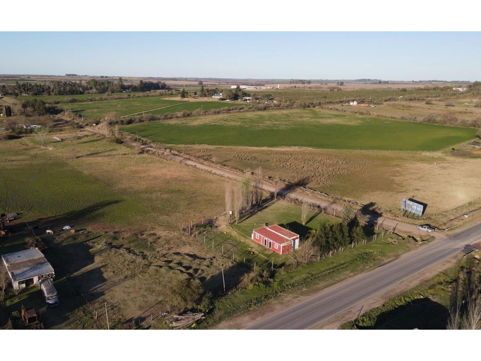 Se Vende Terreno De 15.700 M2, Con Dos Casas Y Base Para Galpon