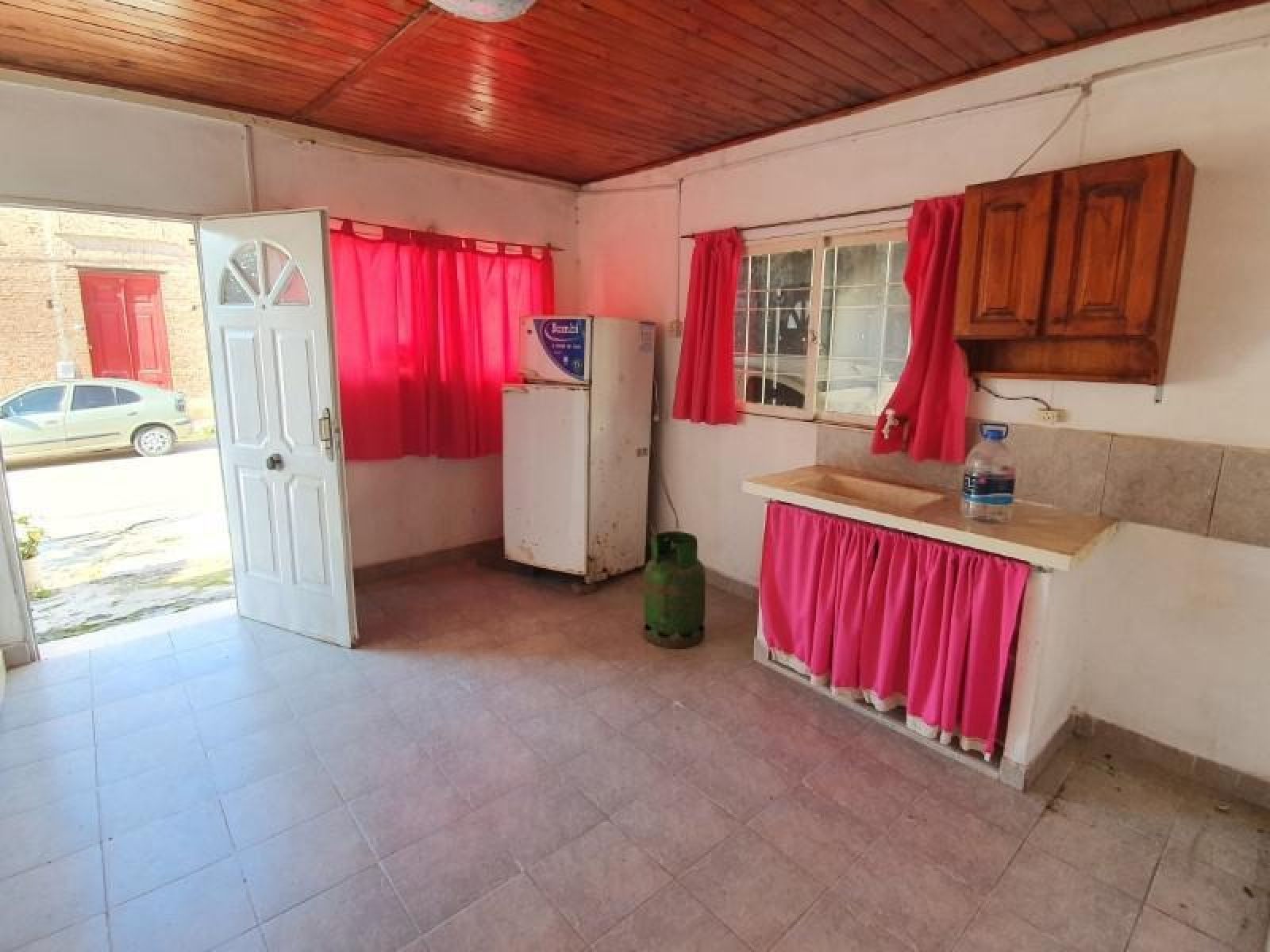 Dos Casas De Un Dormitorio   Cochera Y Jardín ! Laprida Y Catamarca