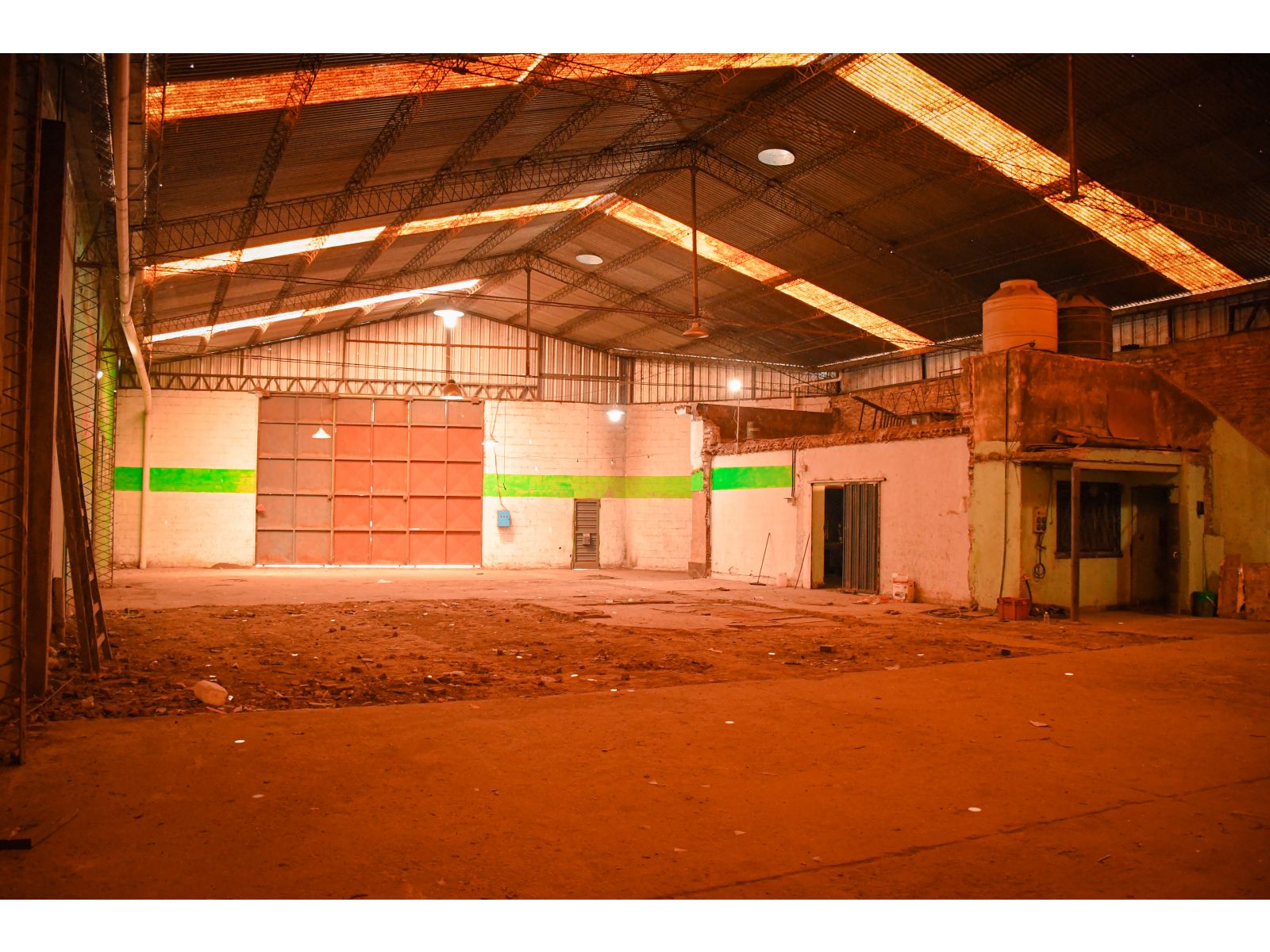 Galpón Esquina Sobre Ovidio Lagos Zona Industrial
