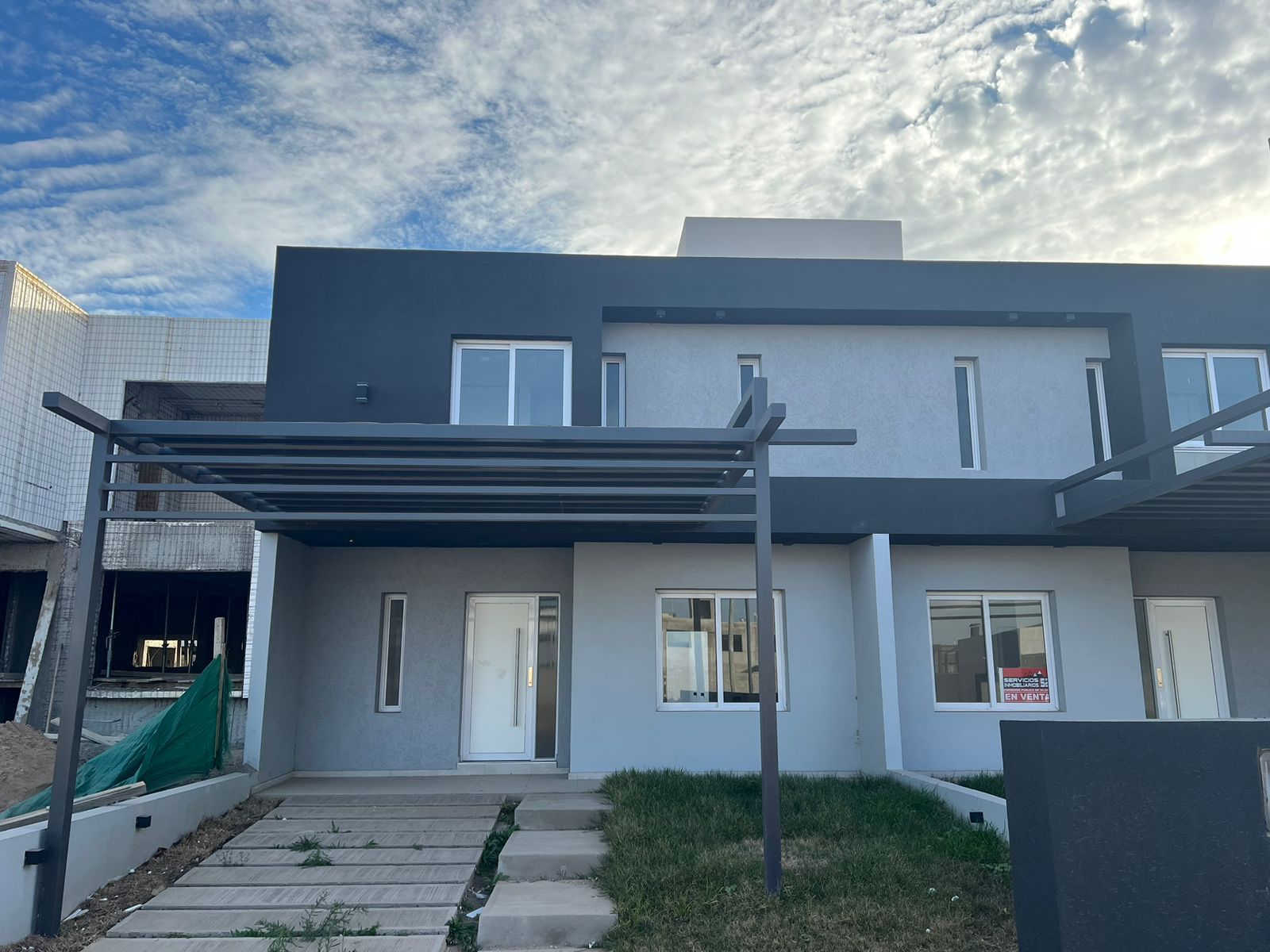 Amplio Duplex con 3 dormitorios, 3 baños y gran jardín en Colinas de Manantiales