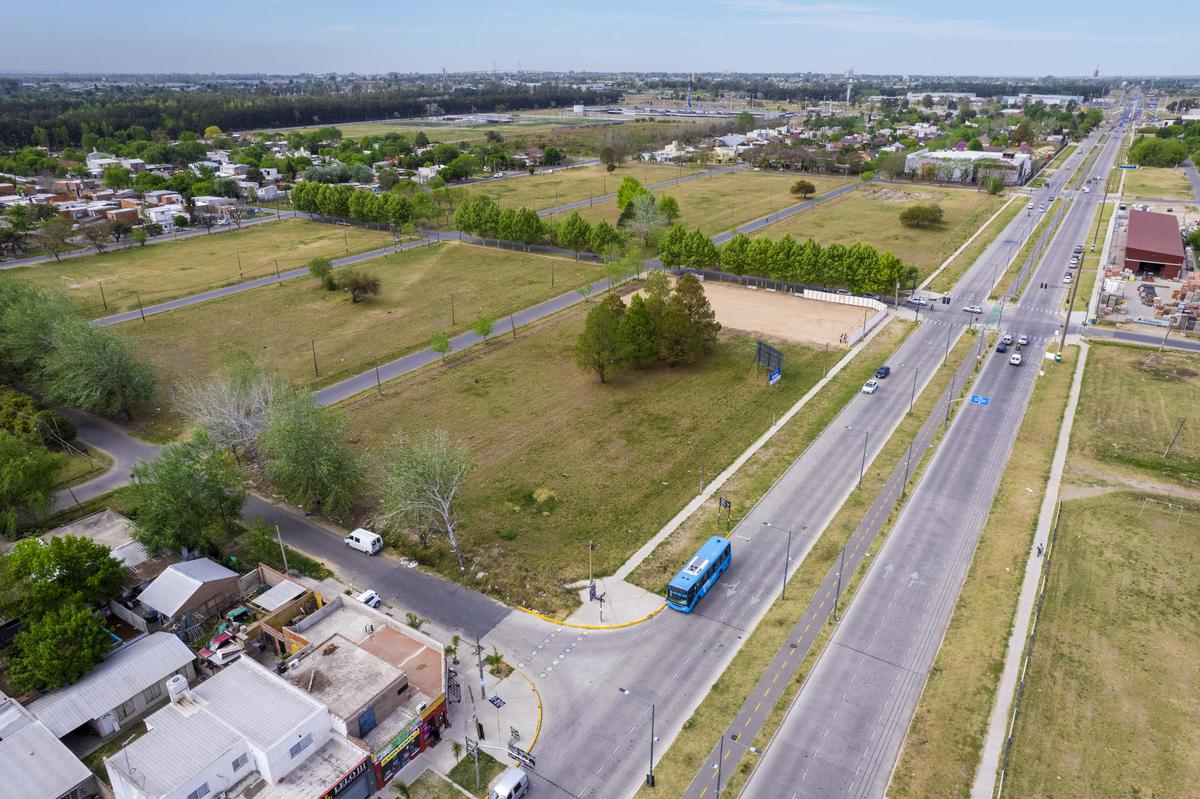 Terrenos de 900 m2 con frente sobre Newbery, Fisherton