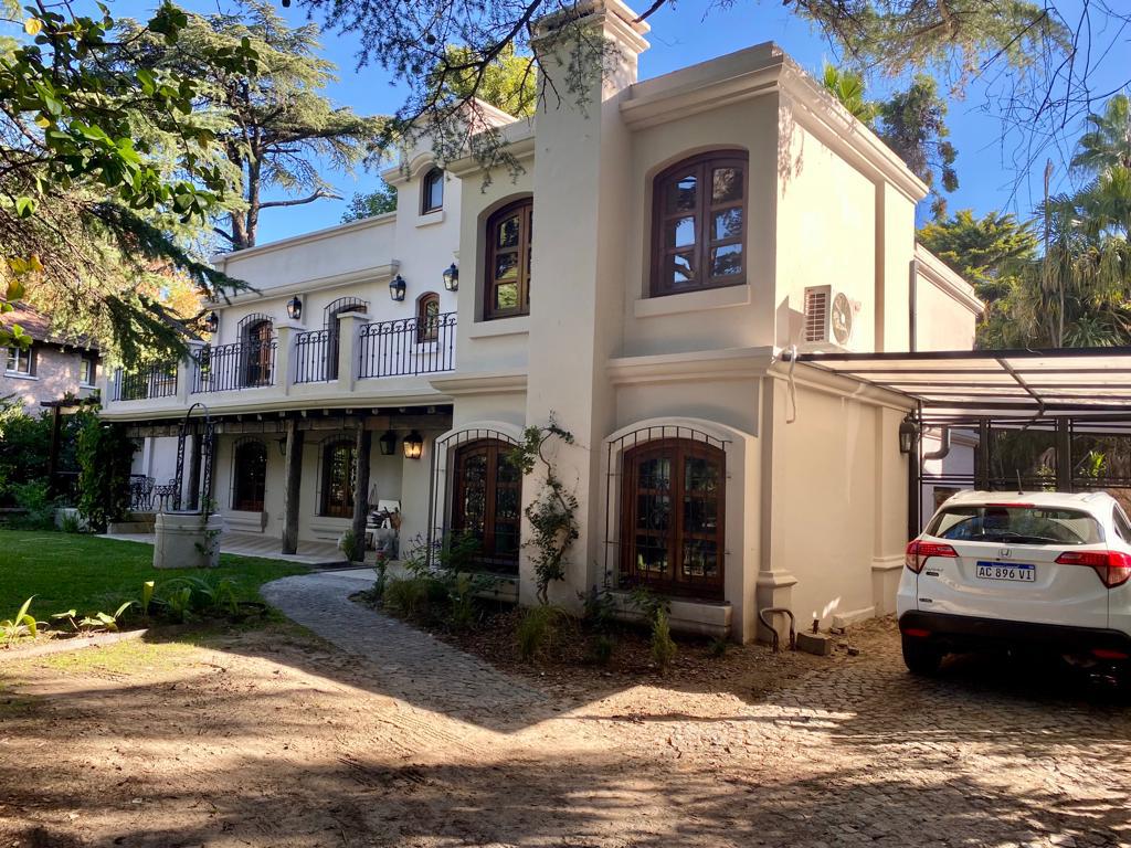 Casa en alquiler anual, 4 dormitorios en barrio El Barranco, Pilar