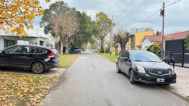 Casa en  venta a refaccionar o demoler s/lote 400m2 en  Gonnet. 483 e/20 y 21