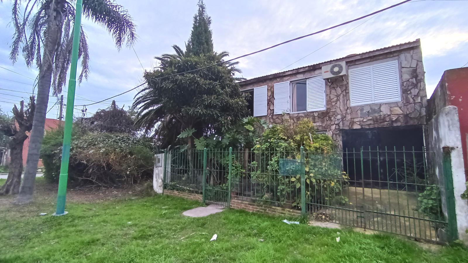 Casa en venta con cochera y patio Punta Lara