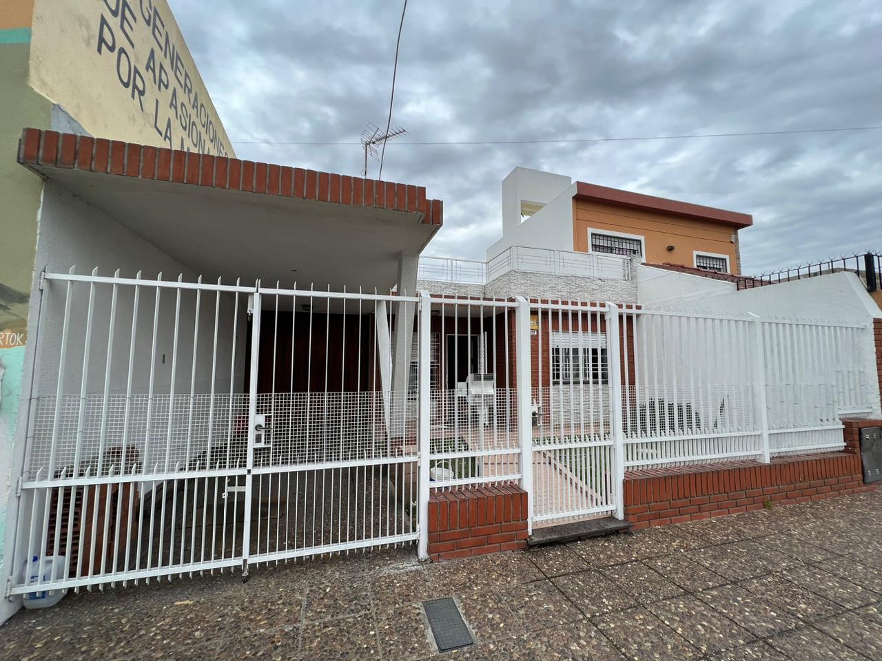 Pasteur 900, Sarandí ¡Casa de tres ambientes en venta!