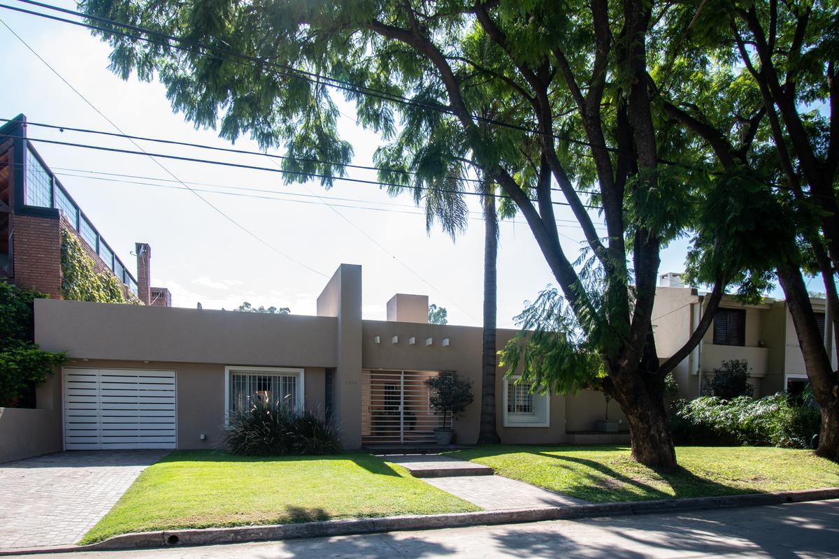 Casa en una planta en Barrio Jardín Espinosa.  Con galería, pileta y dependencia de servicio.