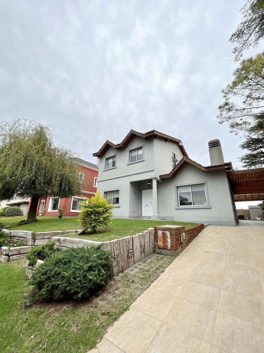 Casa en Venta de 5 ambientes, patio con pileta. 2 cocheras - Country Club El Bosque