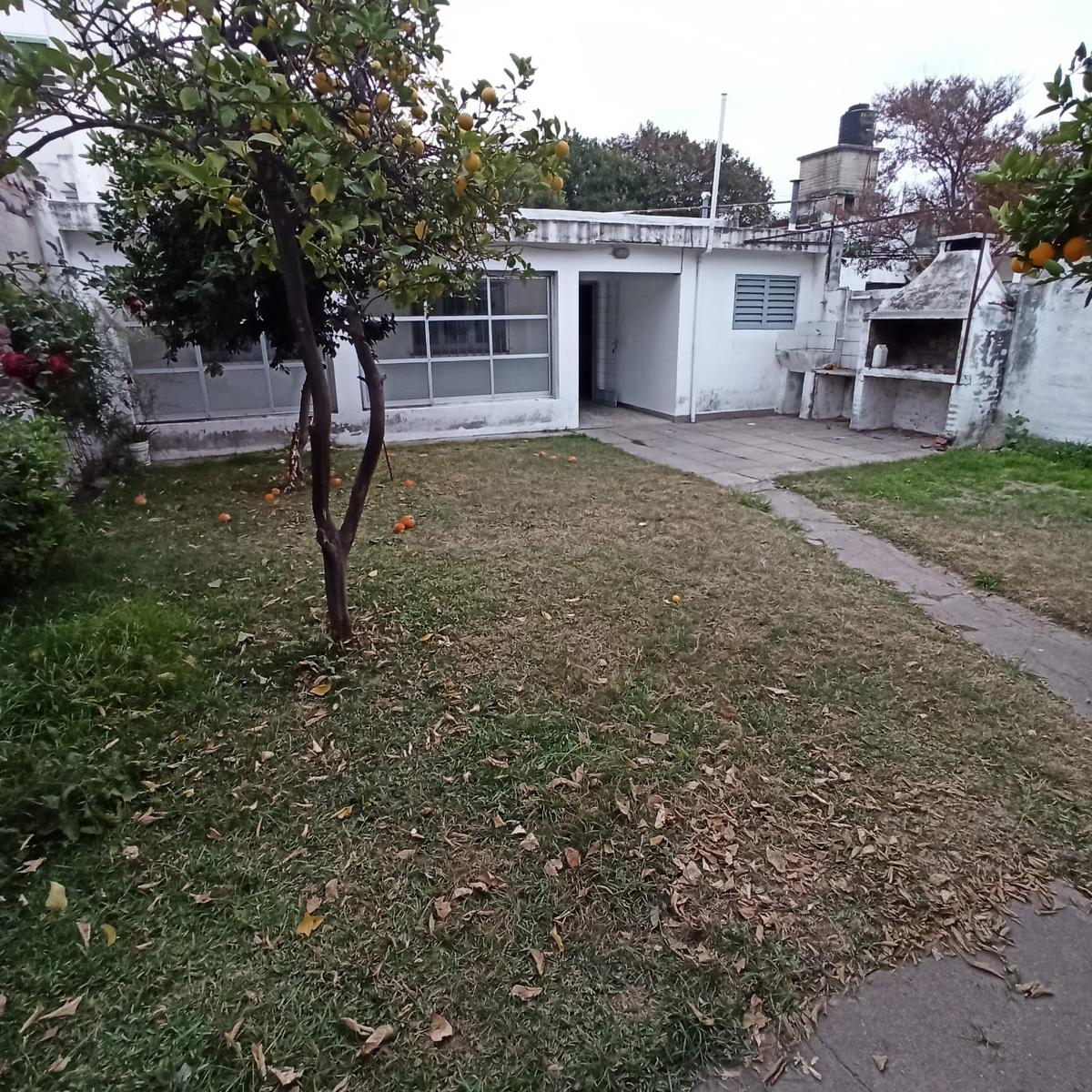 Casa de 3 dorm con gran patio y asador - B° Los Naranjos con 330m2 totales