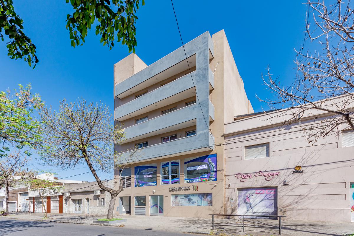 VENTA/PERMUTA - Local 291 m2 totales, edificado en dos plantas - Luis Agote, Rosario.