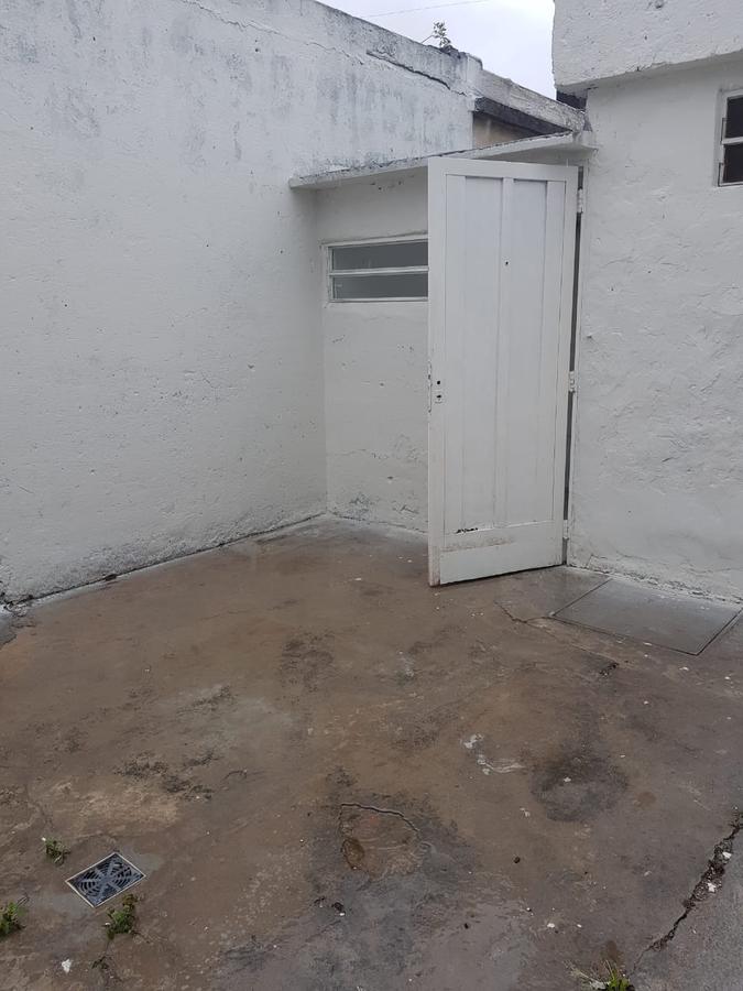 VENTA: Casa de pasillo de 2 dormitorios con patio en Barrio Alvear, Rosario.