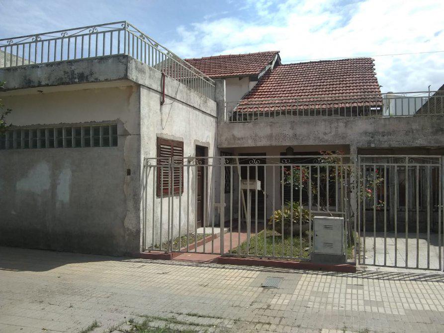 Casa en venta -3 dormitorios 2 baños - 180mts2 - Adrogue