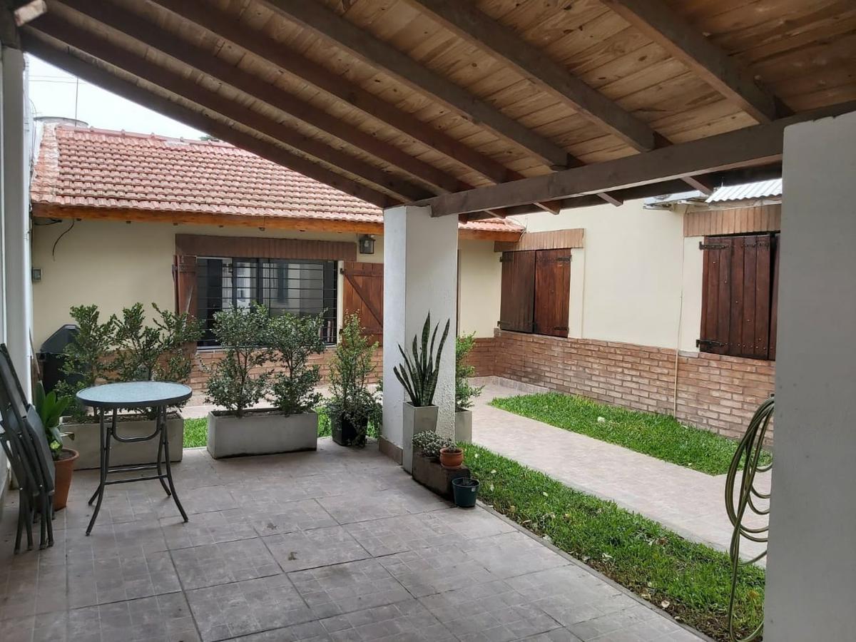 CHALET ACTUALIZADO - 3 AMBIENTES - CON LOCAL - VENTA - ITUZAINGO NORTE