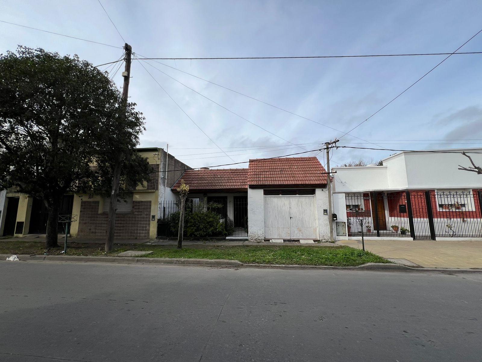 CASA EN VENTA DE DOS DORMITORIOS EN BERISSO