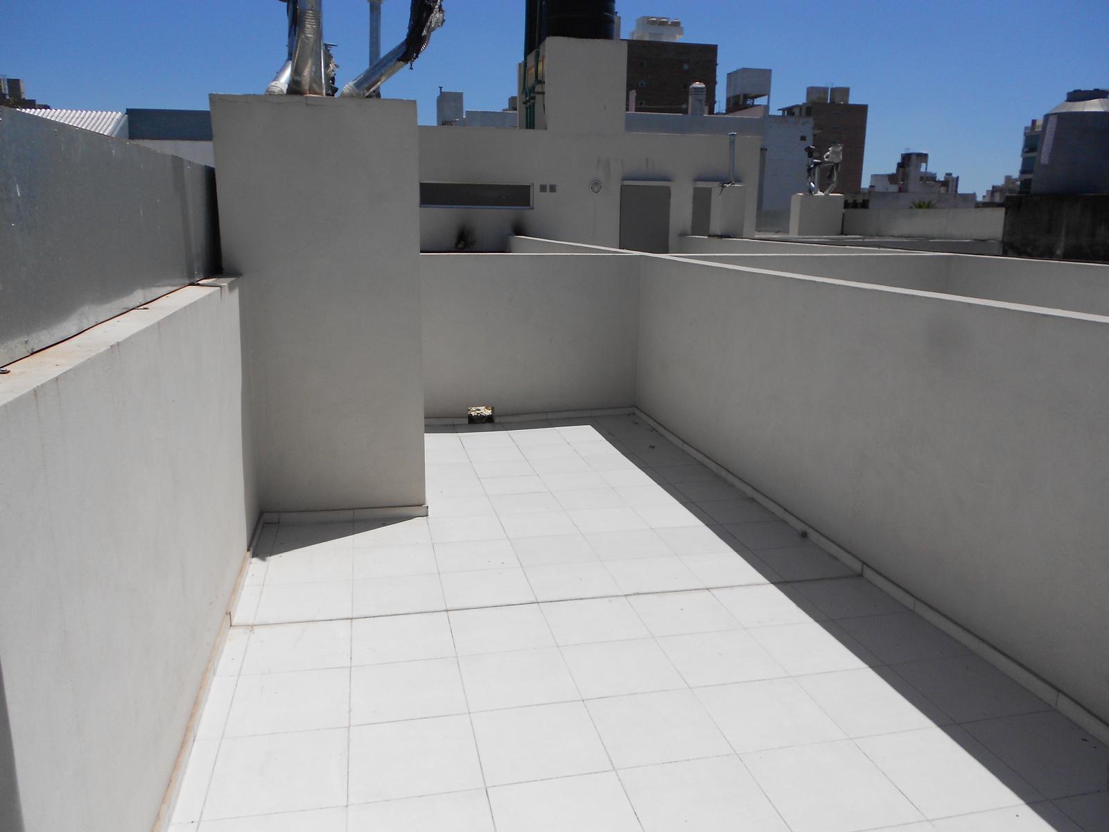 Departamento 1 dormitorio al contrafrente con terraza exclusiva. 3er piso por escalera