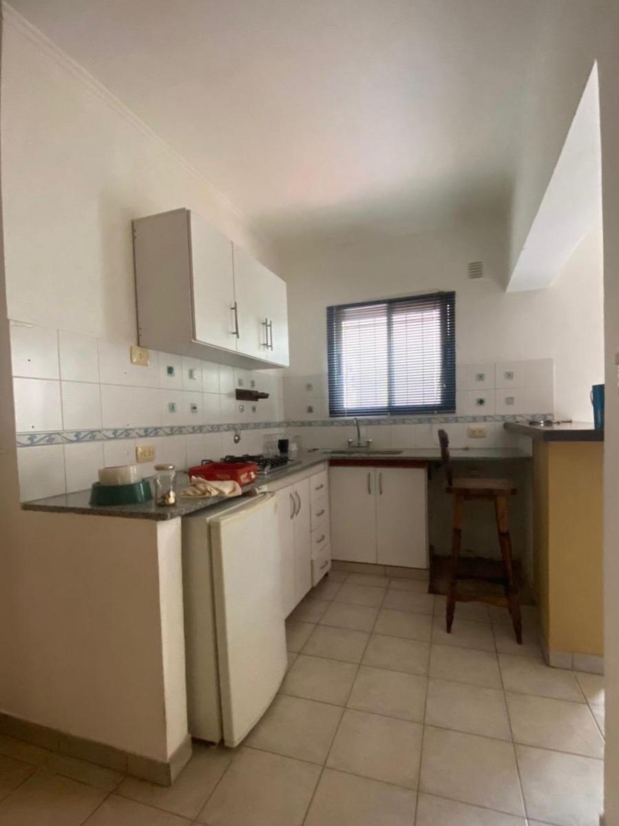 Casa en  venta de 5 ambientes. Con patio y garaje