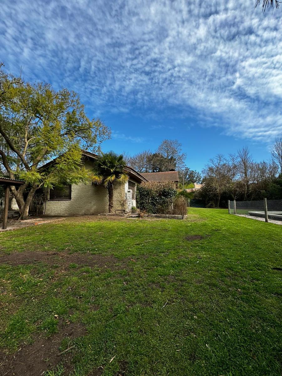 CASA EN VENTA DE TRES DORMITORIOS CON PISCINA EN BARRIO GOLF