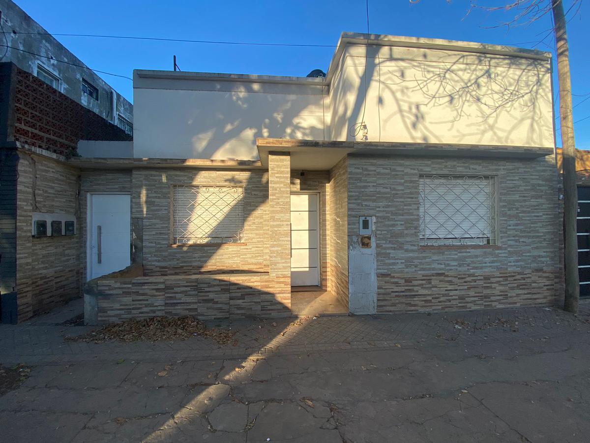 VENTA:  Casa al Frente de 2 Dormitorios con Patio en  Camilo Aldao al 600 bis, Rosario.