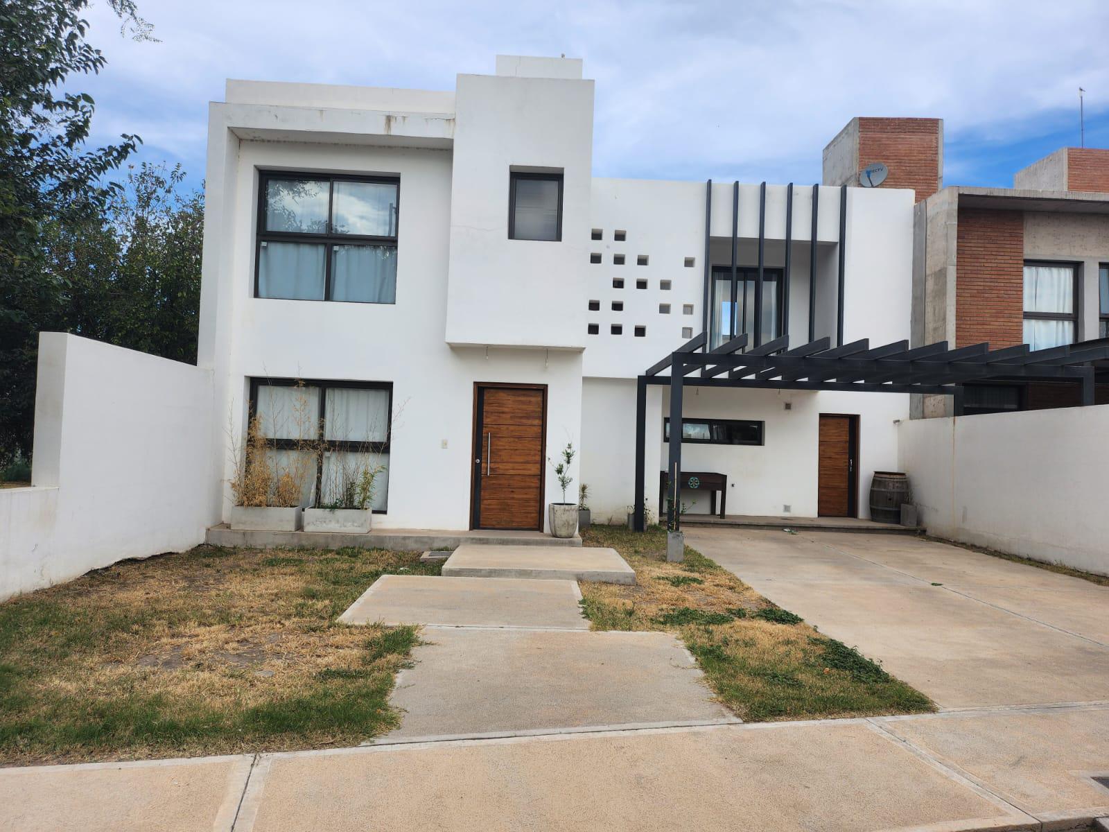 Casa en venta en La Calandria, 3 dormitorios y 3 baños, terreno de 360m2. APTO CREDITO