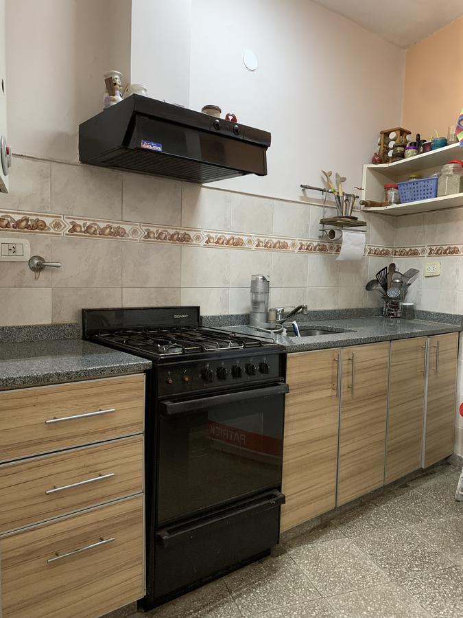 Casa en esquina en venta 3 ambientes con tres cocheras y jardín