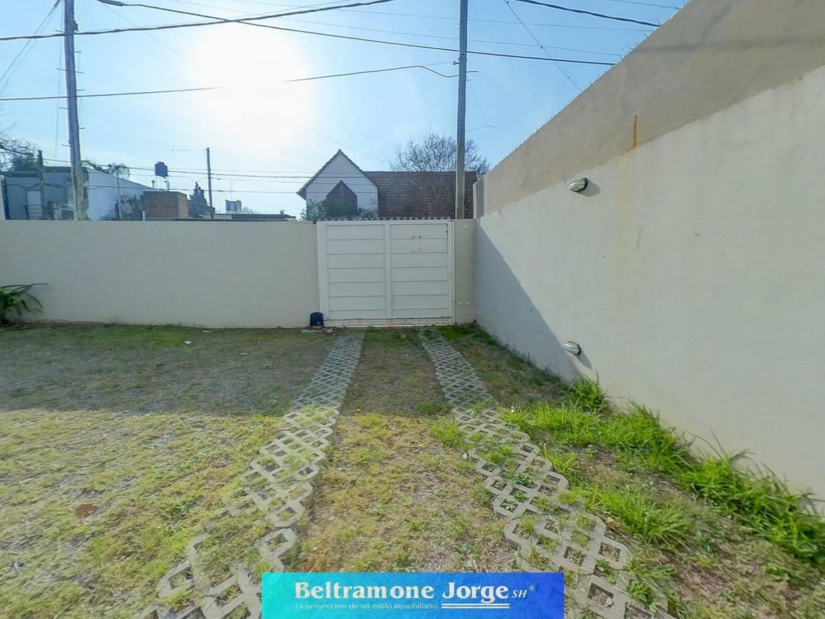 Importante casa a estrenar en venta de 4 dormitorios jardín. Con salida a 2 calles.