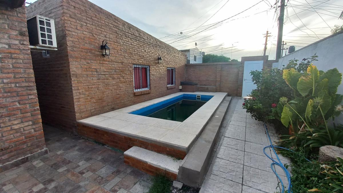 VENTA/PERMUTA - Casa 2 dormitorios, cochera y pileta - Tiro Suizo, Rosario.