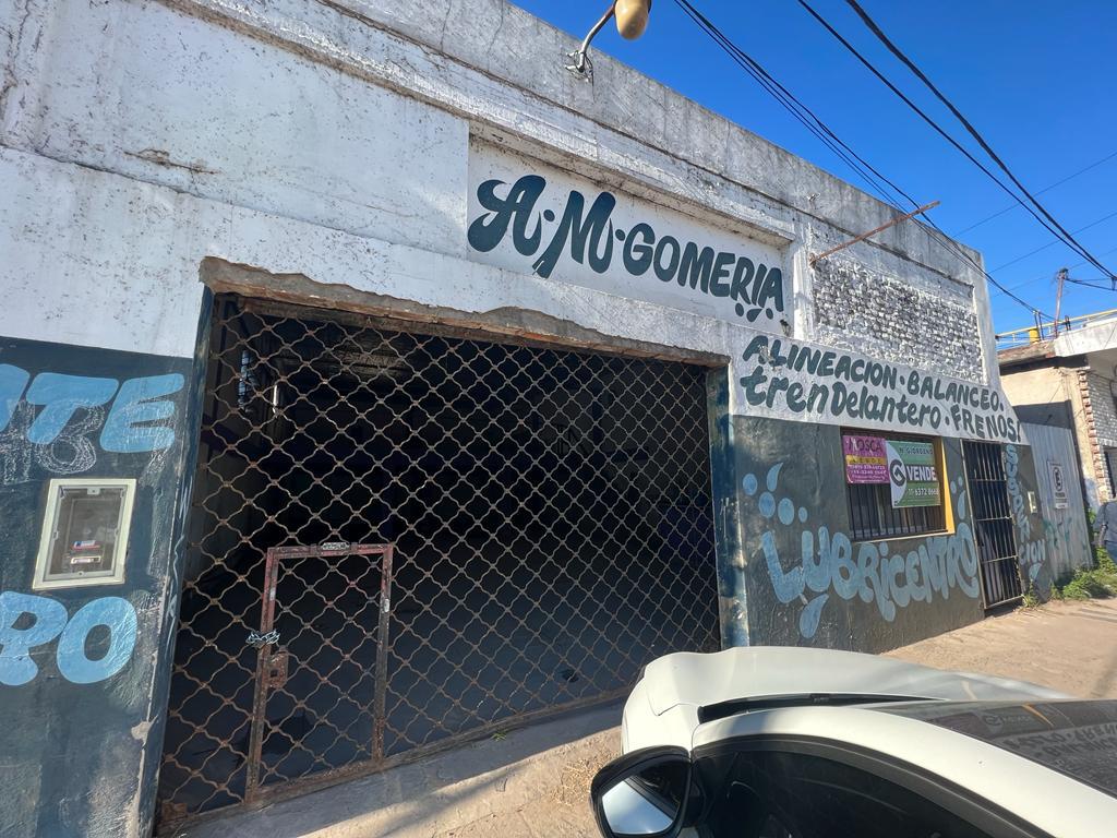 En Venta y En Alquiler  Importante Galpón ubicado en barrio 