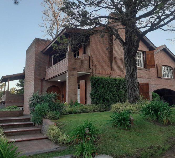 CASA DE 4 DORMITORIOS Y 4 BAÑOS PINAMAR CENTRO