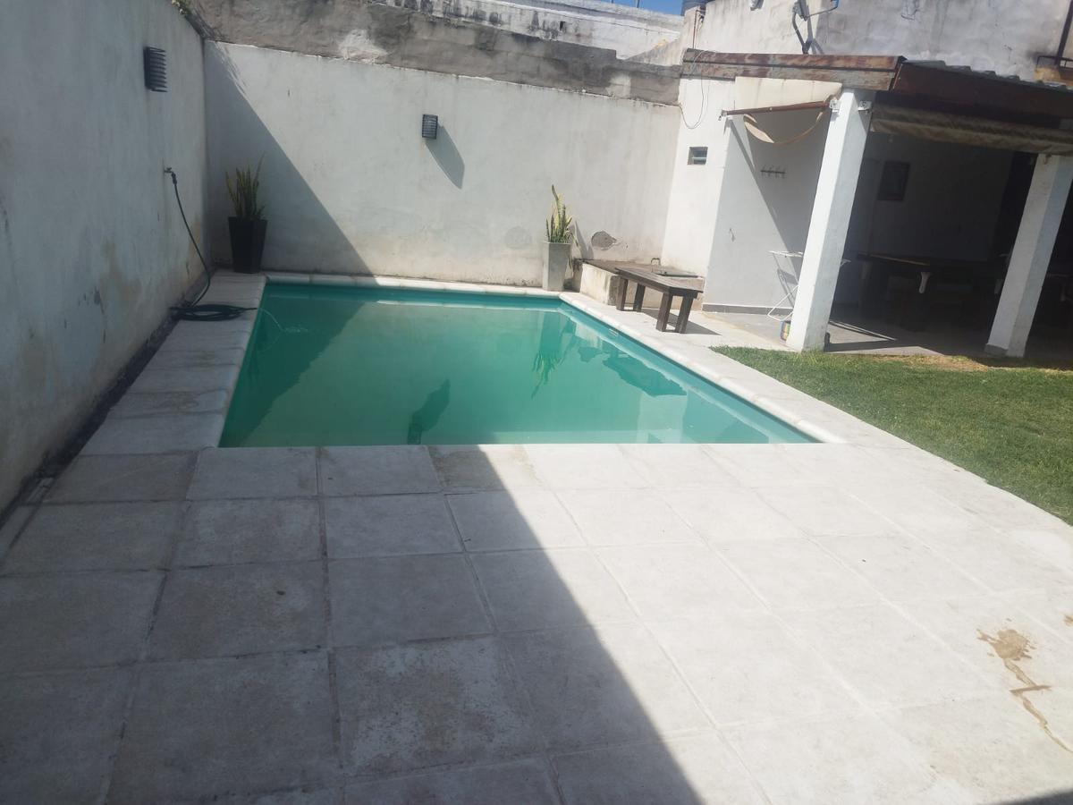 Venta Casa en Barrio Empalme. 3 dormitorios y gran jardin con pileta!