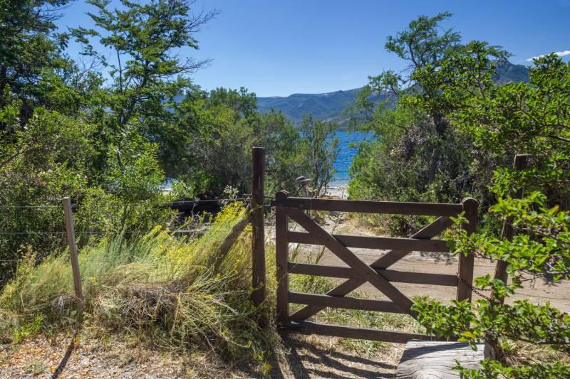 LOTE EN VENTA SOBRE LAGO EN PENINSULA -  MELIQUINA