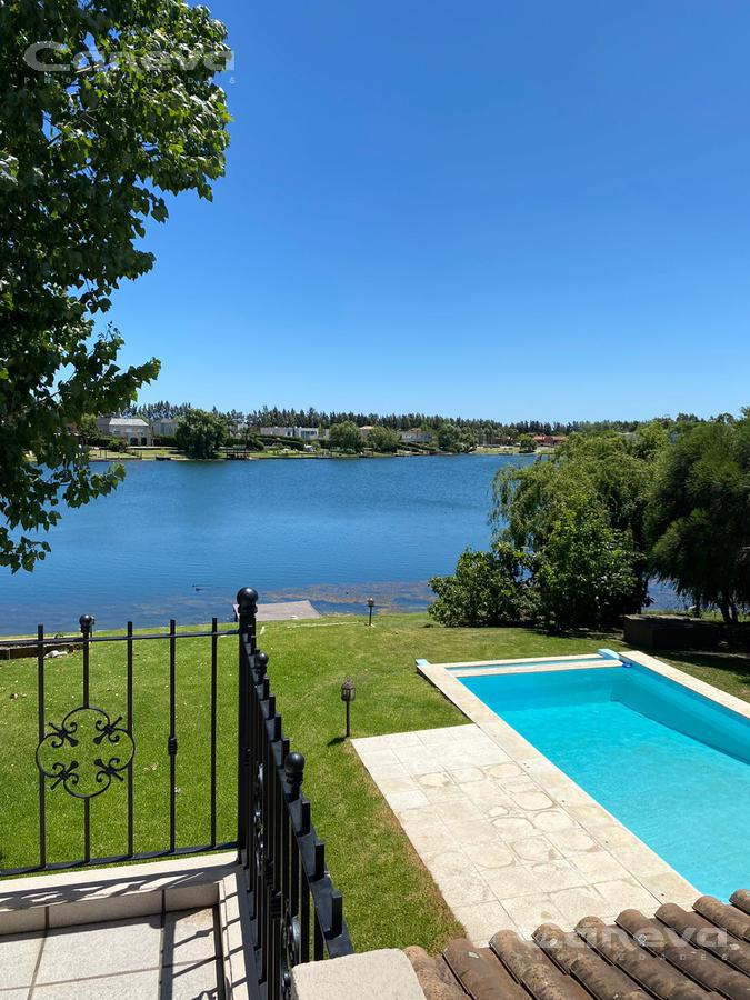 Hermosa casa a la laguna en San Agustin