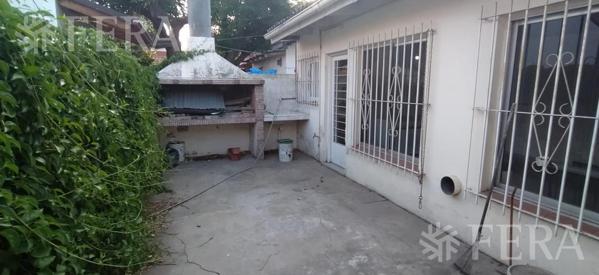 Venta casa 4 ambientes con jardín, cochera y quincho en Solano