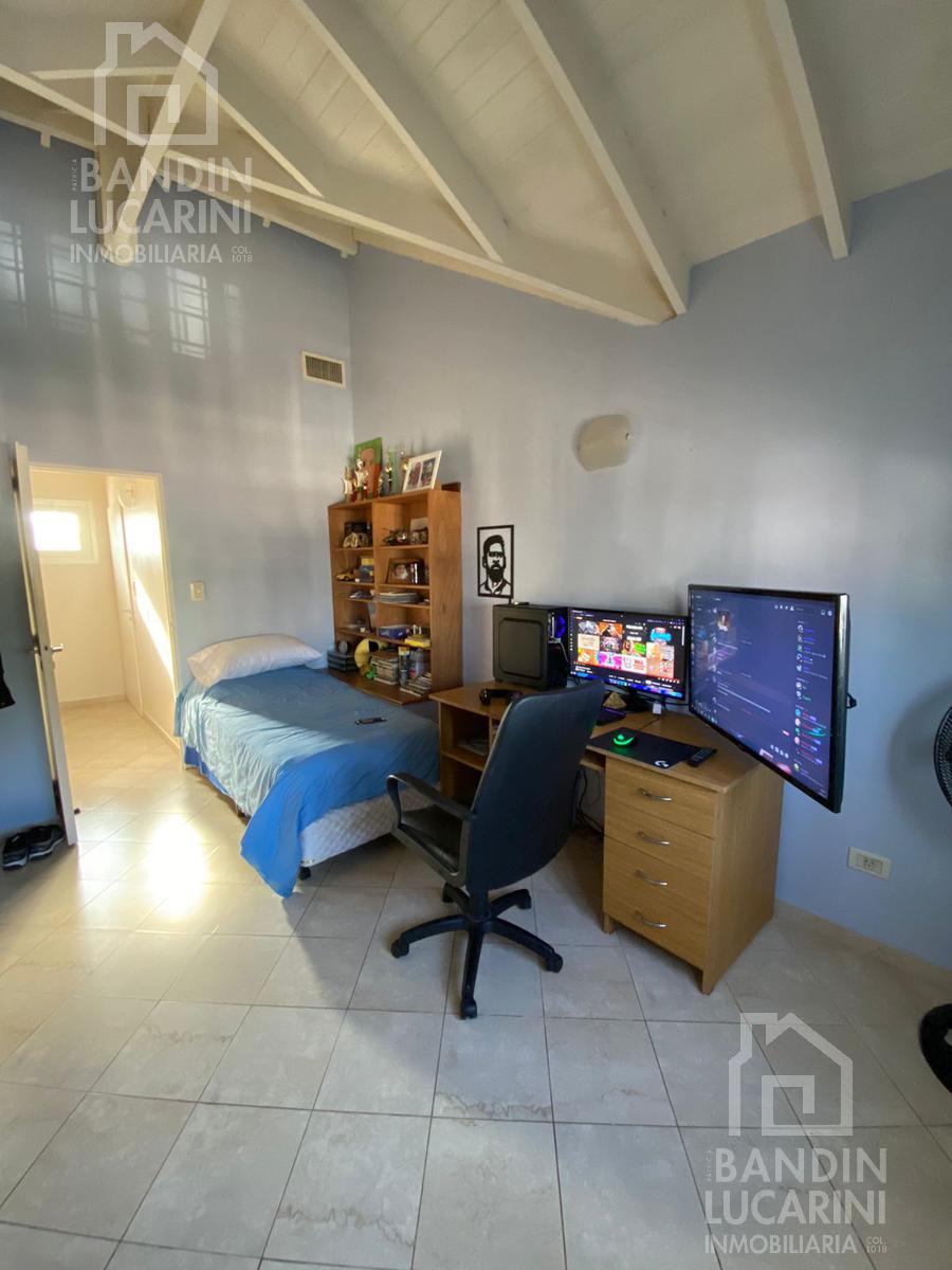 Casa en  Venta en Berazategui -  Triplex Impecable Permuta por Departamento 4 AMB