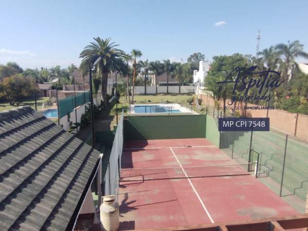 VENTA Exclusiva Casa de tres plantas, pileta, quincho en Alejandro Centeno