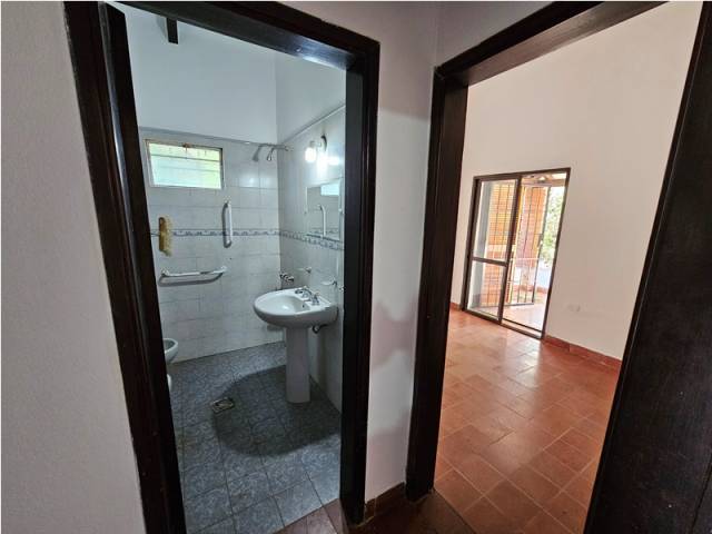 CASA EN VENTA EN VILLA CARLOS PAZ, EXCELENTE BARRIO RESIDENCIAL CON TODOS LOS SERVICIOS, BºManantial