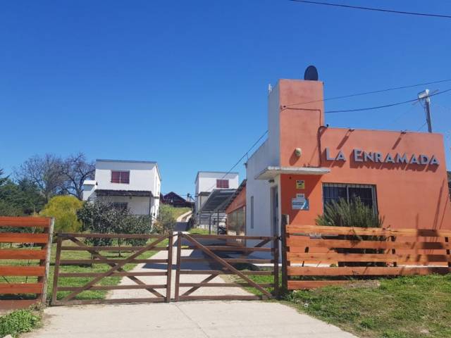 CABAÑAS TURÍSTICAS, con Cancha de fútbol 5, salón tipo comedor al frente  y Salón de Eventos, 7 cabañas + casa principal, hermosa vista al río