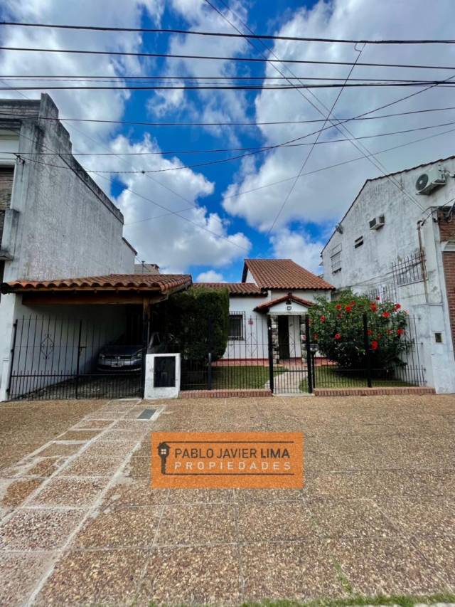 CASA DE 4 AMB CON COCHERA CUBIERTA Y JARDIN EN CASEROS - TRES DE FEBRERO